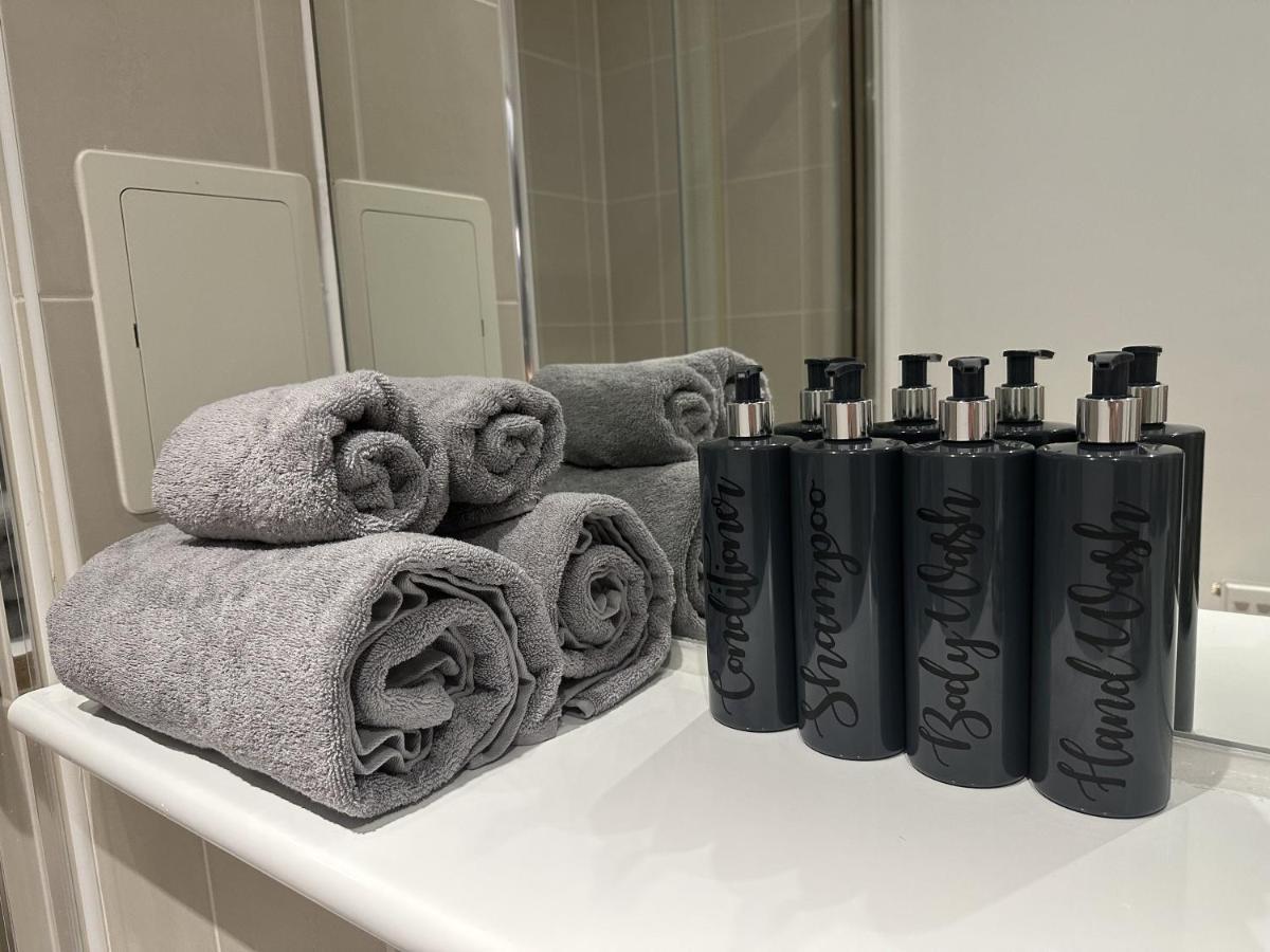 Modern, Large Independent Room With En-Suite Bathroom In Private Owned Apartment London Exterior photo