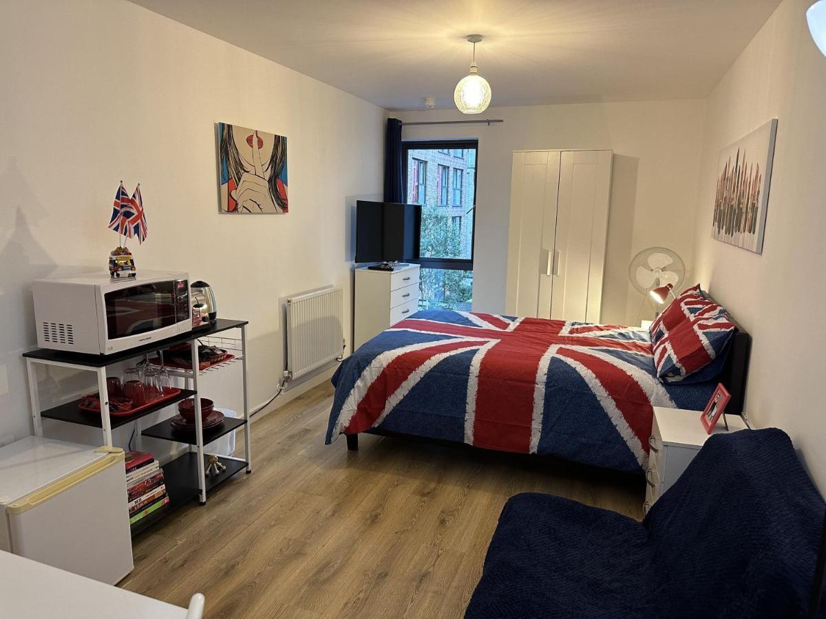 Modern, Large Independent Room With En-Suite Bathroom In Private Owned Apartment London Exterior photo
